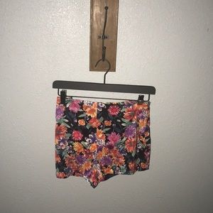 Form Flattering Floral Shorts 🌸